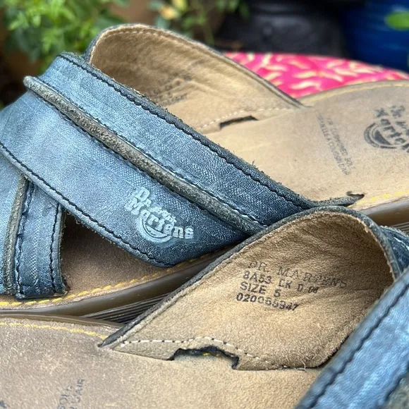 🏴󠁧󠁢󠁥󠁮󠁧󠁿 Dr. Martens MIE Blue Leather Criss-Cross Slides / Sandals UK 6