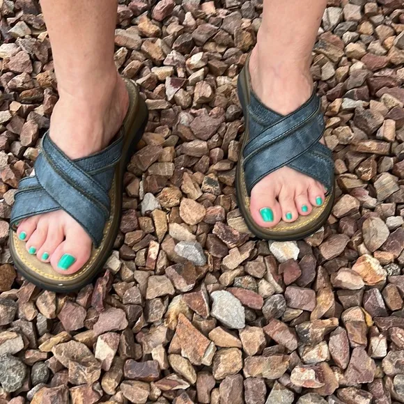 🏴󠁧󠁢󠁥󠁮󠁧󠁿 Dr. Martens MIE Blue Leather Criss-Cross Slides / Sandals UK 6