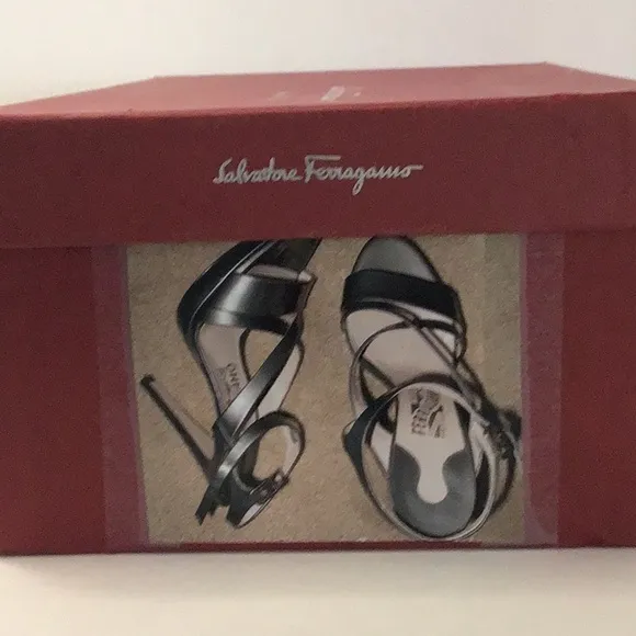 💥💥. SALVATORE FERRAGAMO💥💥.             PATENT LEATHER SANDALS