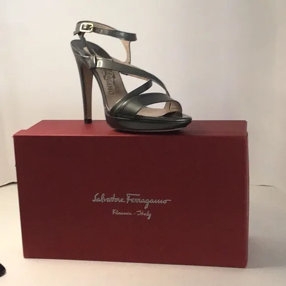 💥💥. SALVATORE FERRAGAMO💥💥.             PATENT LEATHER SANDALS