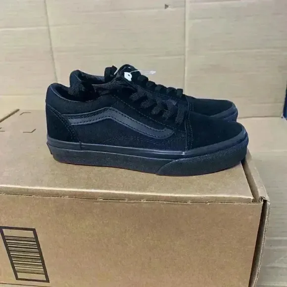 1345. NEW! Vans Black Kids US size 13