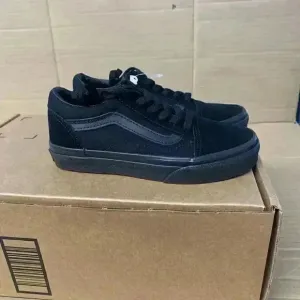 1345. NEW! Vans Black Kids US size 13
