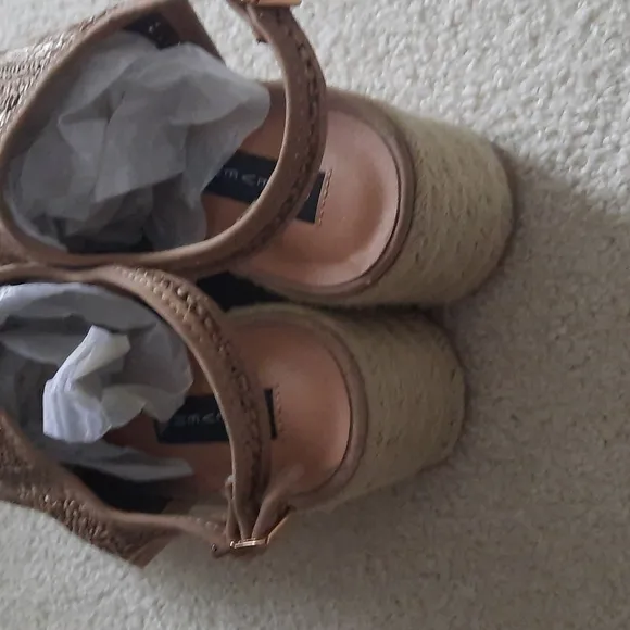 31. NWOT. Steven by Steve Madden open toe platform sandals