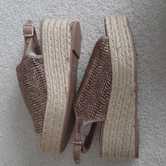 31. NWOT. Steven by Steve Madden open toe platform sandals
