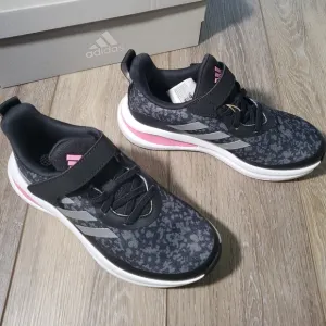Adidas Fortarun EL K black, gray print and pink accents running shoe Size 2