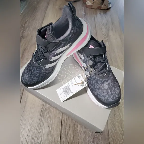 Adidas Fortarun EL K black, gray print and pink accents running shoe Size 2