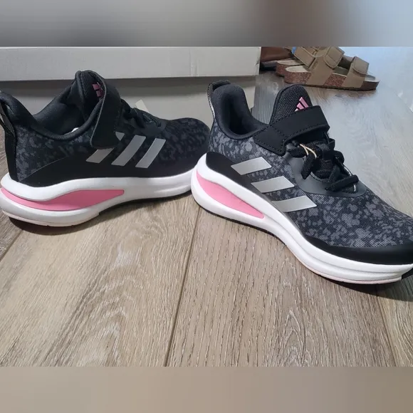 Adidas Fortarun EL K black, gray print and pink accents running shoe Size 2