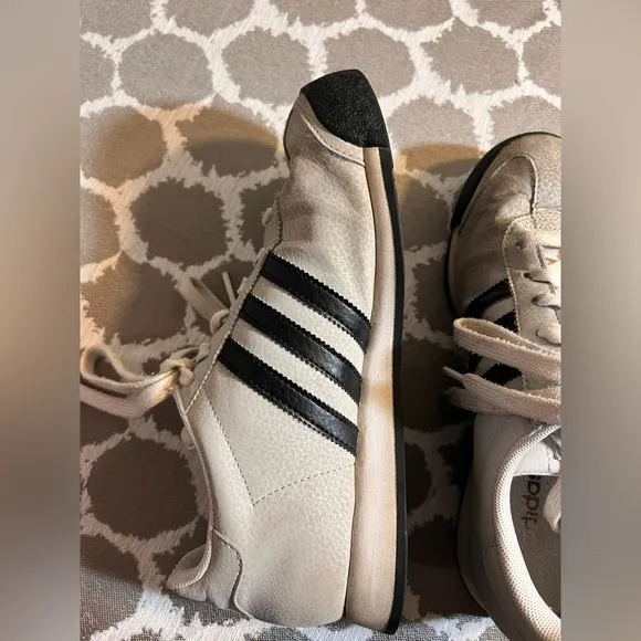 Adidas Men's Samoa Sneakers - Grey and BlackRetro athleisure athletic summer