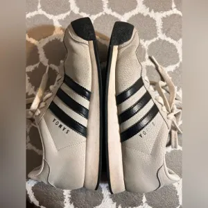 Adidas Men's Samoa Sneakers - Grey and BlackRetro athleisure athletic summer