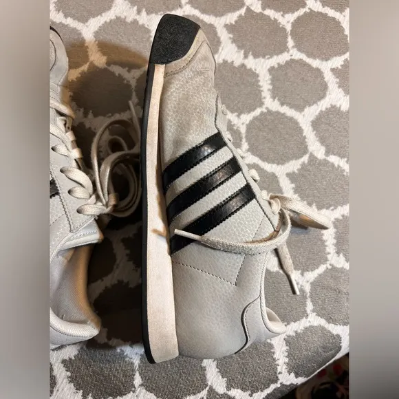 Adidas Men's Samoa Sneakers - Grey and BlackRetro athleisure athletic summer