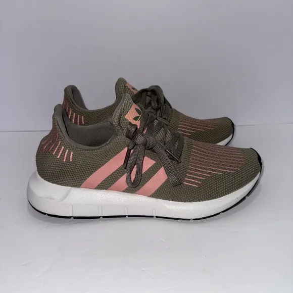 Adidas Women's 7.5 Swift Run Sneakers Blokecore Athleisure Retro Streetwear Y2K