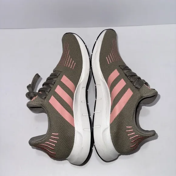 Adidas Women's 7.5 Swift Run Sneakers Blokecore Athleisure Retro Streetwear Y2K