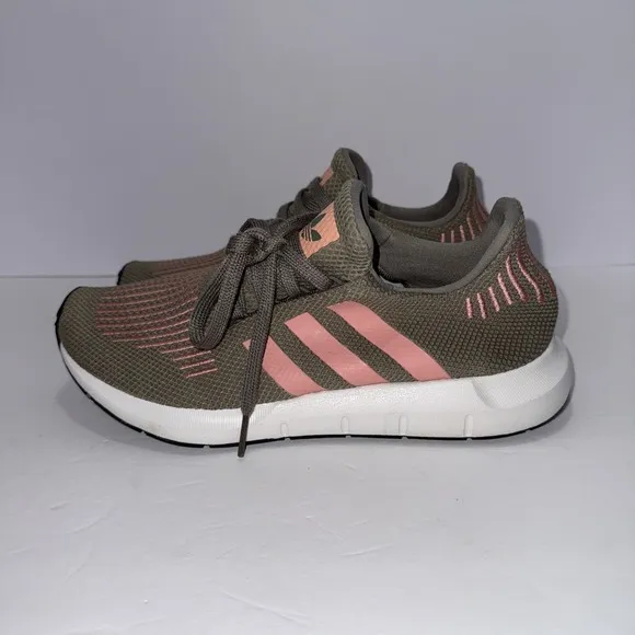 Adidas Women's 7.5 Swift Run Sneakers Blokecore Athleisure Retro Streetwear Y2K