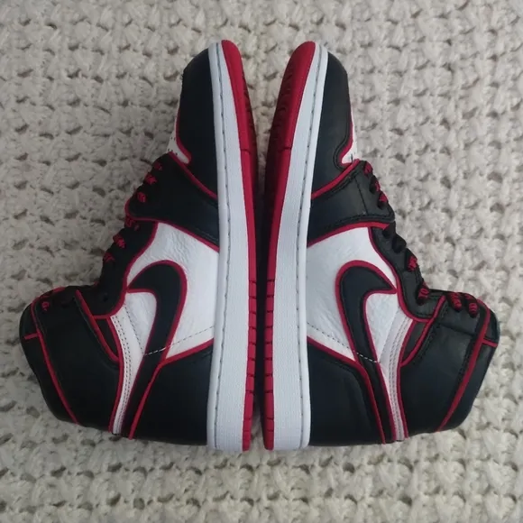 Air Jordan 1 Retro High 'Bloodline' men size 7
