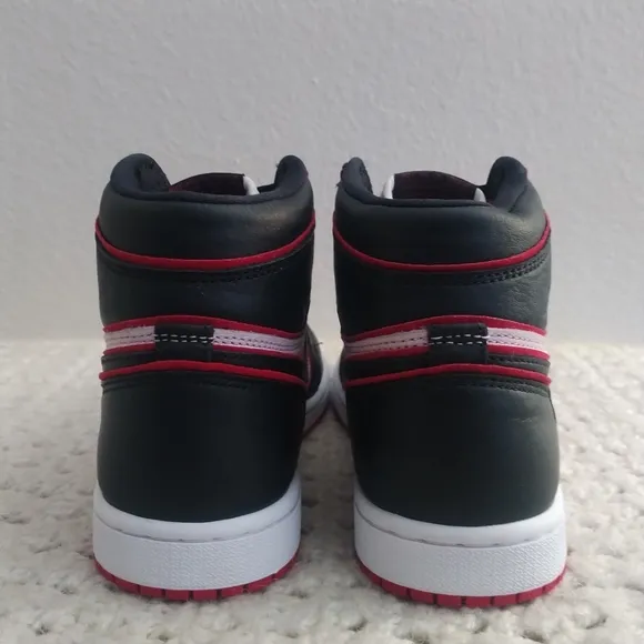 Air Jordan 1 Retro High 'Bloodline' men size 7