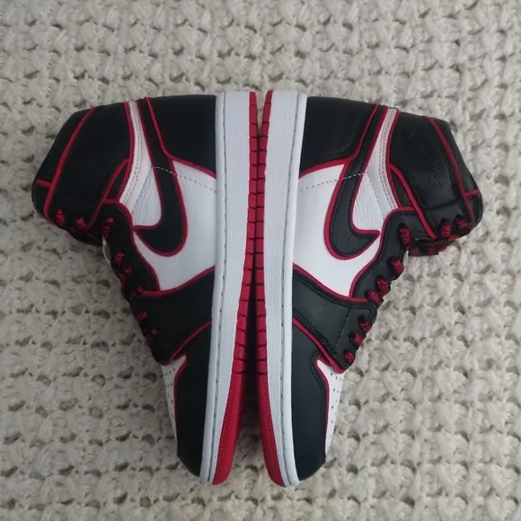 Air Jordan 1 Retro High 'Bloodline' men size 7