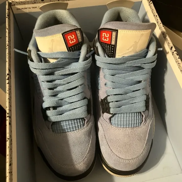 Air Jordan 4 Retro ‘university blue’