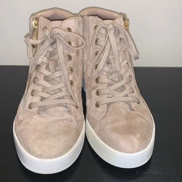 ALDO Women's Ailannah Sneaker. Size 9.  Vegan Leather.