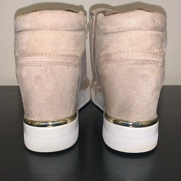 ALDO Women's Ailannah Sneaker. Size 9.  Vegan Leather.