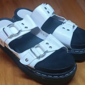 Andrea platform sandals size 7
