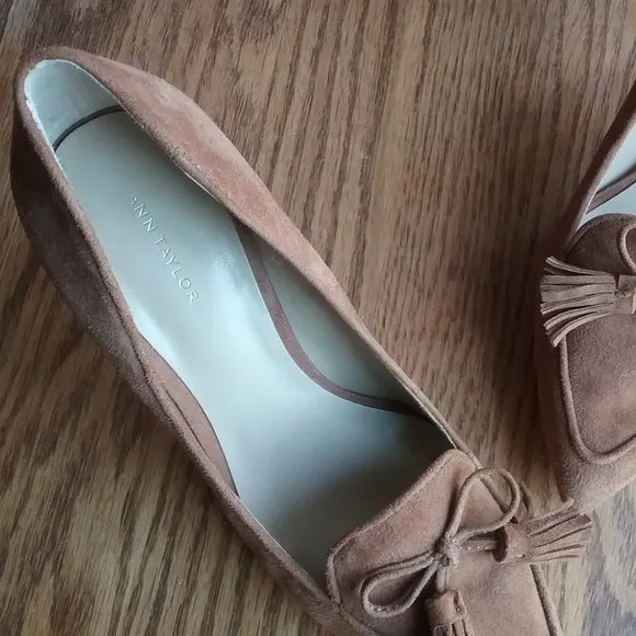 Ann Taylor Aiden Suede Tasseled Loafer Pump Size 7.5 Academia Old Money Office