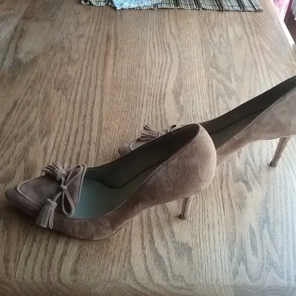Ann Taylor Aiden Suede Tasseled Loafer Pump Size 7.5 Academia Old Money Office