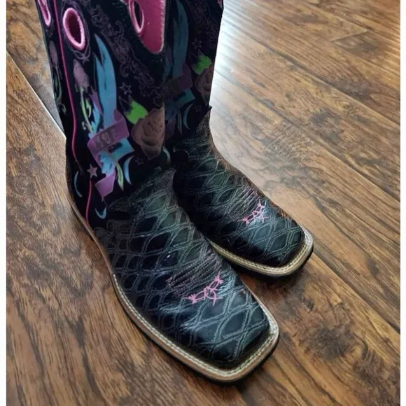 Ariat 9.5 Cowgirl Western Square Toe Boots Gorgeous  Stitched n Painted on Black