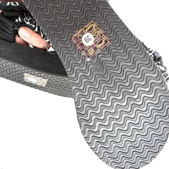 Arizona Love Trekky Bandana Sandals 9 NWOT Black White Paisley Boho Western Camp