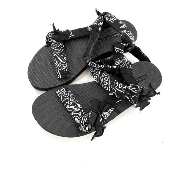 Arizona Love Trekky Bandana Sandals 9 NWOT Black White Paisley Boho Western Camp