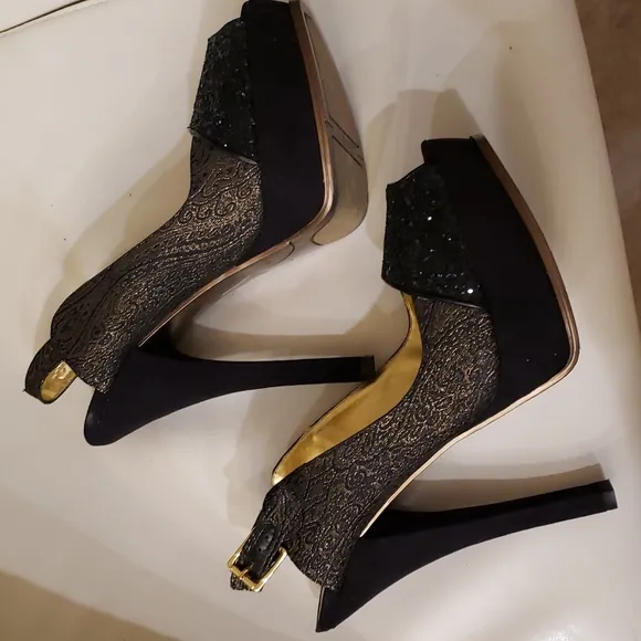Beautiful glamorous brand new evening shoes