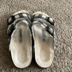 Birkenstock Arizona Black and white Plaid Shearling Lined Sandals size 37