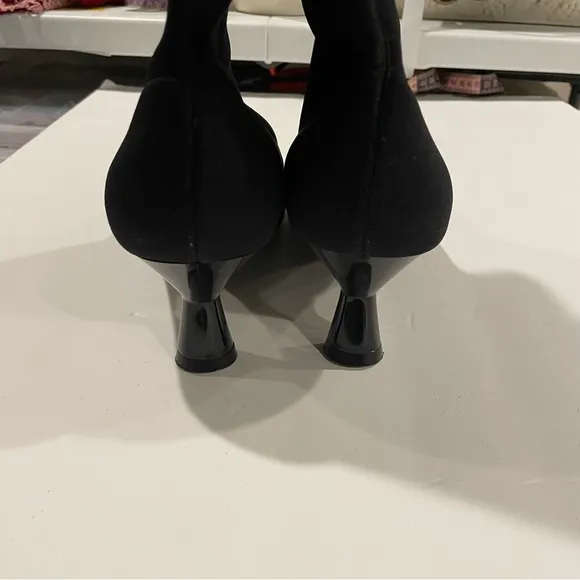 Black neoprene 2.5” heel sexy mid booties luxe pointy toe front seam kitten 😍