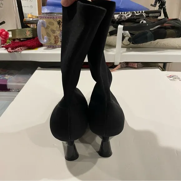 Black neoprene 2.5” heel sexy mid booties luxe pointy toe front seam kitten 😍