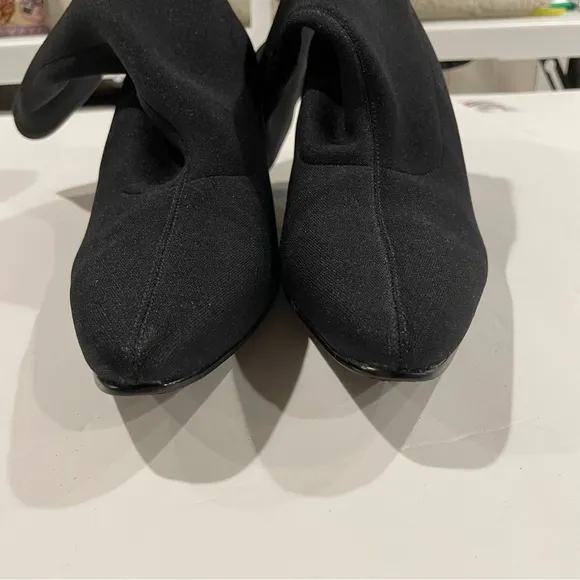Black neoprene 2.5” heel sexy mid booties luxe pointy toe front seam kitten 😍