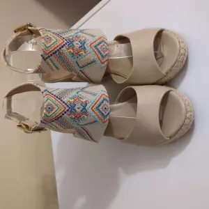 Boho Vibe NWT Nanette Lepor France Platform Sandals Size 7.5 M