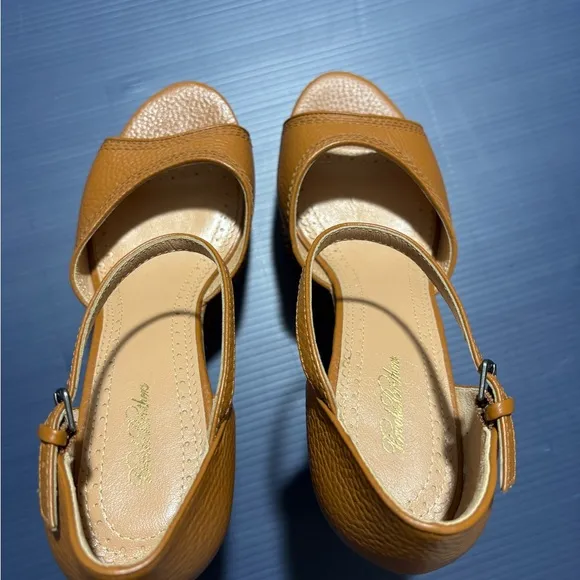 Brooks Brothers Platform Leather Tumbled Calfskin Stacked Wedges. Size 9