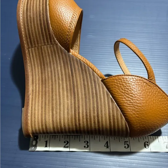 Brooks Brothers Platform Leather Tumbled Calfskin Stacked Wedges. Size 9
