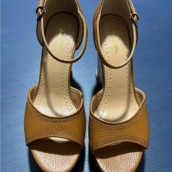 Brooks Brothers Platform Leather Tumbled Calfskin Stacked Wedges. Size 9