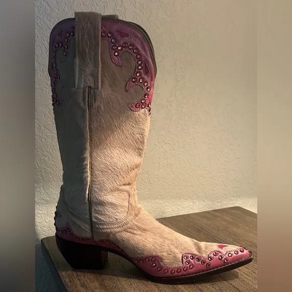 Chanel Authentic 💯 💕Women's Boots with pretty pink patent leather Accents