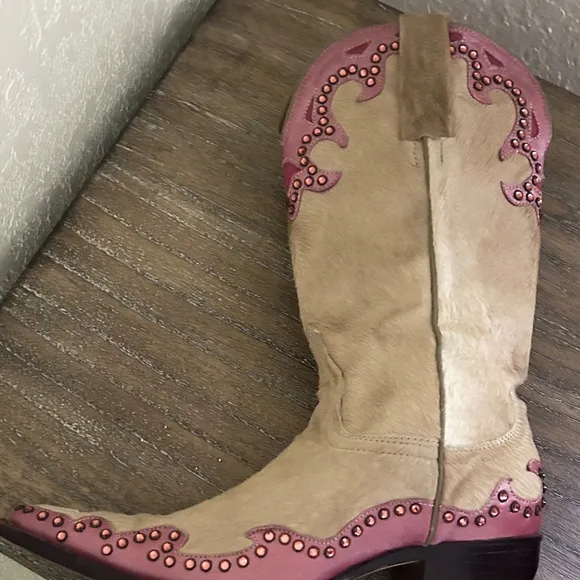 Chanel Authentic 💯 💕Women's Boots with pretty pink patent leather Accents