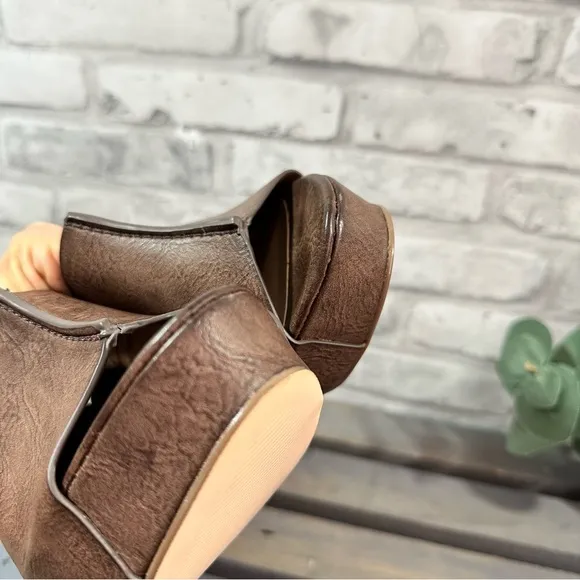 Charles by Charles David Women’s Brown Wedge Platform Sandals - Size 8M