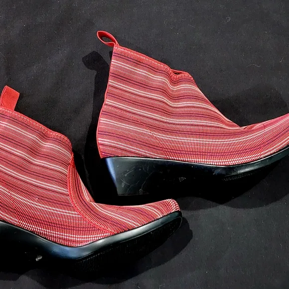 CHARLESTON SHOE CO. | Red Striped Ankle Boots | Size 7
