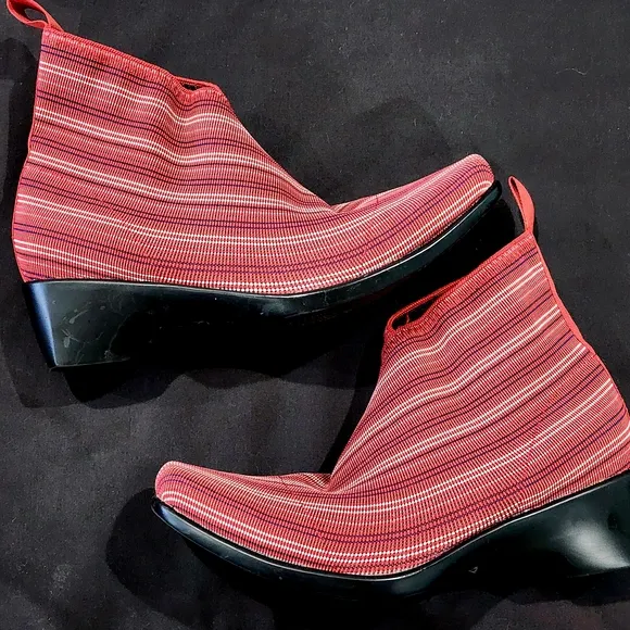 CHARLESTON SHOE CO. | Red Striped Ankle Boots | Size 7