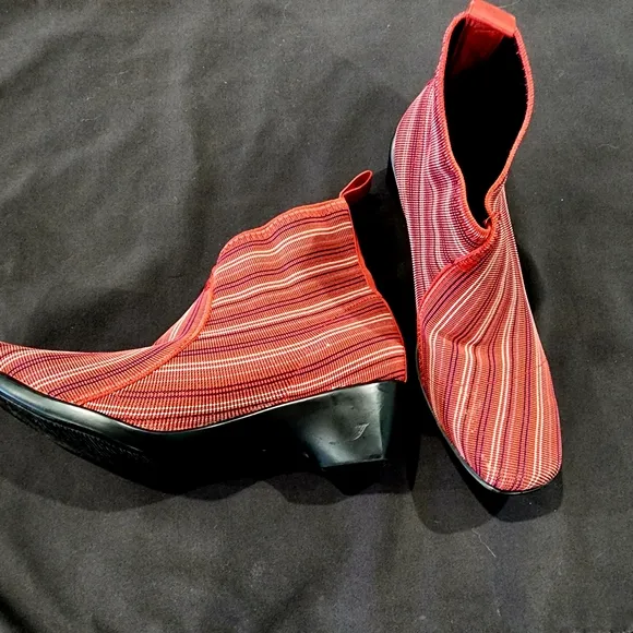 CHARLESTON SHOE CO. | Red Striped Ankle Boots | Size 7