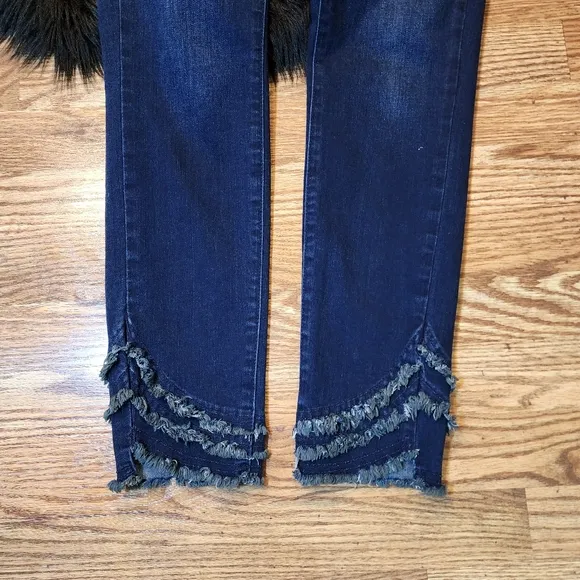 CHARLIE B Boho Dark Wash Freyed Hem Denim Jeans Women's Size 4