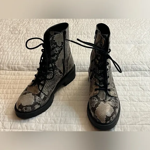 Chelsea &amp; Violet War Womens Black Tan Snakeskin Leather LaceUp Combat Boots