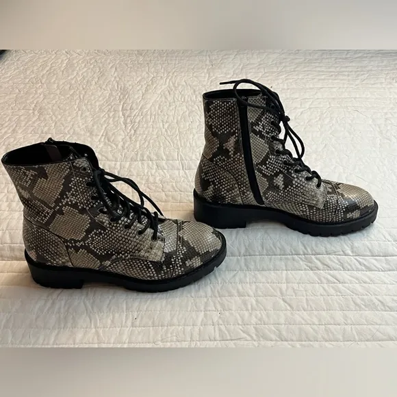 Chelsea &amp; Violet War Womens Black Tan Snakeskin Leather LaceUp Combat Boots