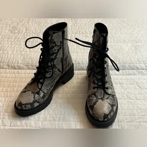 Chelsea &amp; Violet War Womens Black Tan Snakeskin Leather LaceUp Combat Boots