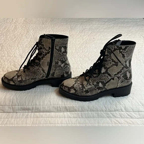 Chelsea &amp; Violet War Womens Black Tan Snakeskin Leather LaceUp Combat Boots