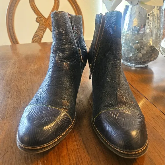 Chic Blue Textured Ankle Boots. Size 10
